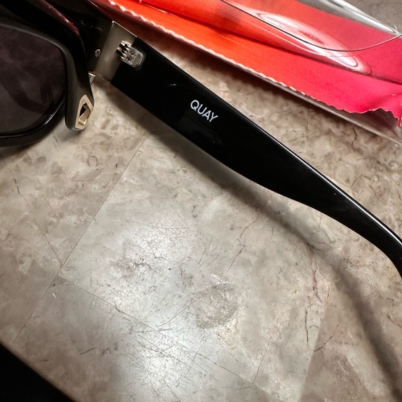 Quay Australia Dollar Signs Black/Smoke Polarized Sunnies - Picture 3 of 5